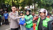 SABTU BERKAH: Kapolda Metro Jaya, Komjen Pol. Prof. Dr. Dadang Hartanto bersua pengemudi ojol dalam kegiatan “Sabtu Berkah” di depan Gedung Ditreskrimsus Polda Metro Jaya, Sabtu (24/10/2026).