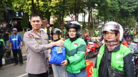 SABTU BERKAH: Kapolda Metro Jaya, Komjen Pol. Prof. Dr. Dadang Hartanto bersua pengemudi ojol dalam kegiatan “Sabtu Berkah” di depan Gedung Ditreskrimsus Polda Metro Jaya, Sabtu (24/10/2026).