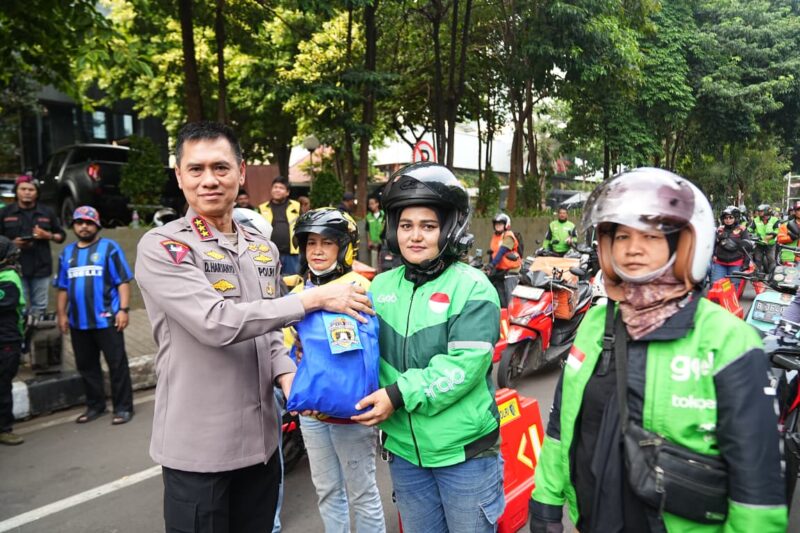 SABTU BERKAH: Kapolda Metro Jaya, Komjen Pol. Prof. Dr. Dadang Hartanto bersua pengemudi ojol dalam kegiatan “Sabtu Berkah” di depan Gedung Ditreskrimsus Polda Metro Jaya, Sabtu (24/10/2026).