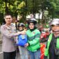 SABTU BERKAH: Kapolda Metro Jaya, Komjen Pol. Prof. Dr. Dadang Hartanto bersua pengemudi ojol dalam kegiatan “Sabtu Berkah” di depan Gedung Ditreskrimsus Polda Metro Jaya, Sabtu (24/10/2026).